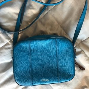 Adorable true blue Fossil cross body purse!